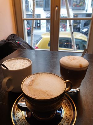 Cappuccino mit Hafermilch at tanteleuk in Dresden