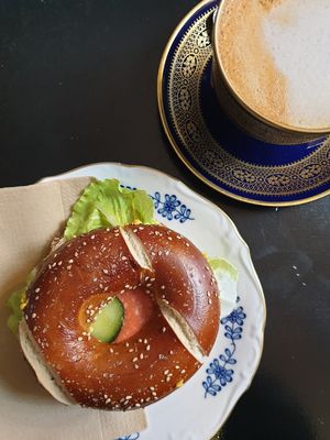 Bagel und Cappuccino at tanteleuk in Dresden