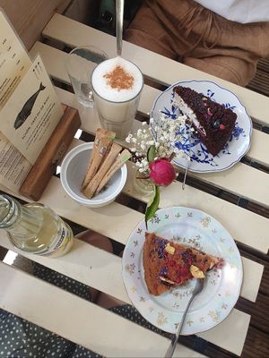 Banana-chocolate-berry cake, Maulwurfkuchen and iced match latte at tanteleuk in Dresden
