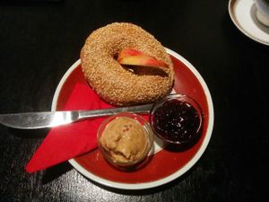Peanut butter and jelly bagel at tanteleuk in Dresden