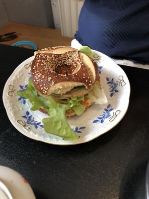 Hearty vegan bagel at tanteleuk in Dresden