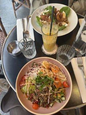 Vegane Bowl  at Brasserie Le Tambour in Paris