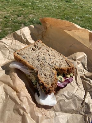 Sandwichs mayonnaise vegan et chou rouge   at Atelier P1 in Pantin