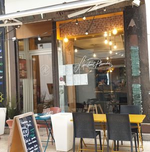 The restaurant from outside at L'instant Planche in Vichy