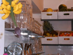 Fresh Food stored in wood boxes at Vitaminas24 in Rome