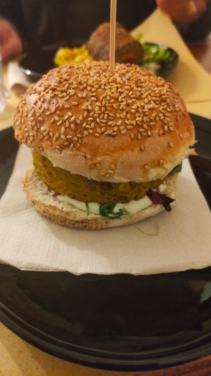 Burger at Vitaminas24 in Rome