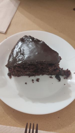 Chocolate and beet cake at Vitaminas24 in Rome
