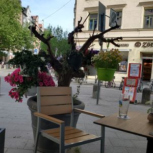 if you have weather, sit outside at Ha Veggie - Isarvorstad in Munich