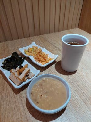 Complimentary side dishes - unlimited at Apekhā Vegetarian - Yizhong - 阿潘家幸福蔬食 中店 in Taichung