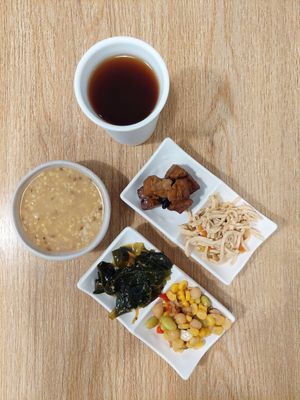 Never tired of the side dishes! 🤍 💛 🤎 at Apekhā Vegetarian - Yizhong - 阿潘家幸福蔬食 中店 in Taichung