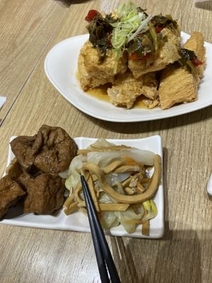 Fried tofu skin and sides  at Apekhā Vegetarian - Yizhong - 阿潘家幸福蔬食 中店 in Taichung