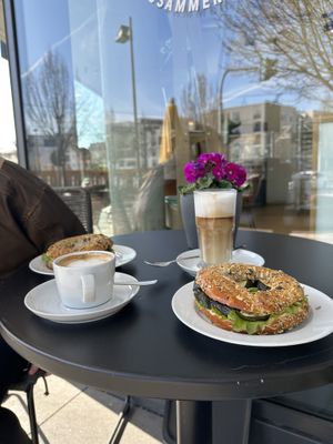 Bagel mit Hummus und veggies  at Biokaiser  in Frankfurt