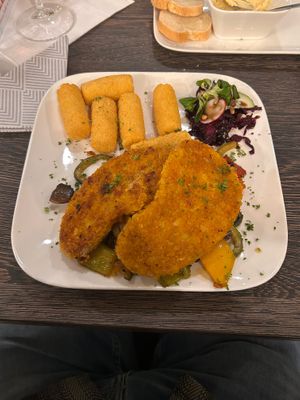 Schnitzel auf Gemüsebeet at Zur Schlemmerei in Bad Langensalza