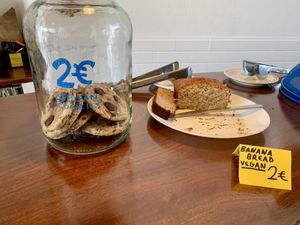 Vegan banana bread is offered daily and is delicious. Vegan chocolate chip cookie is also very good 👍  at What The Folk in Caldas Da Rainha