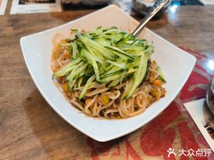 Sauce-flavored rice noodle（top 
covered with shredded cucumber） at Eight Treasures Handmade Dumplings (Mom's Love) - 八珍手工水饺（妈妈的爱） in Suzhou