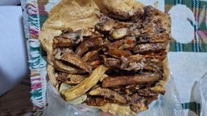 Mix de hongos, arroz, frijolitos, papitas y aguacate con rorrilla hecha a mano 😋🌮🍄🫘🍚🍟 at Hambre? Antojería Mexicana in Puebla