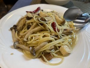 Mushroom peperoncino pasta  at Vino Uno -イタリア食堂 V in Komae