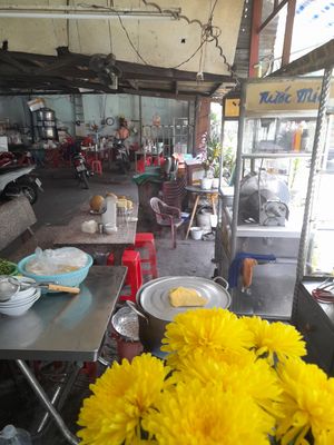 Inside full of junk at Diệu Ý in Ho Chi Minh City