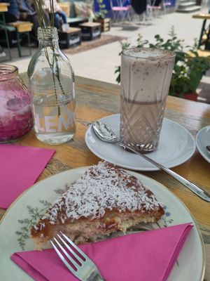 Ananas-Kokos-Kuchen und Chai Latte at Café Frida   in Dossenheim