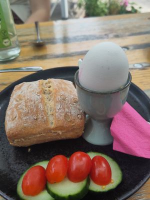 Vegetarisch Brötchen und Ei at Café Frida   in Dossenheim
