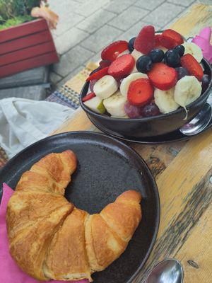 Obstsalat und Croissant at Café Frida   in Dossenheim