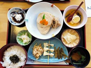 Bandeja con todos los platos del menú at Yuba-gozen Sun Field in Nikko