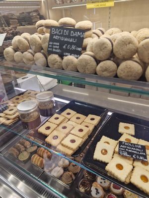 Vegan biscuits at Panificio Brizzolari in Peschiera Del Garda