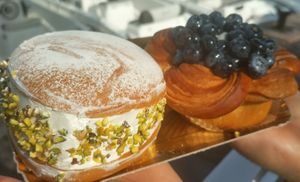 Maritozzo con panna e crema al pistacchio, cestino di pasta sfoglia con crema e frutta fresca at Panificio Brizzolari in Peschiera Del Garda