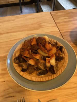 Champiñones con patata at Entre Pedras in Santiago De Compostela