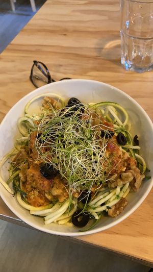 Ensalada de calabacín con bolognesa crudivegana at Entre Pedras in Santiago De Compostela