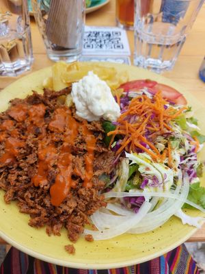 Seitán al plato con ensalada y patatas at Entre Pedras in Santiago De Compostela