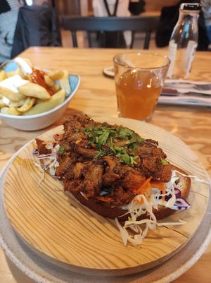 Tostada sin gluten con setas al estilo 'pulled pork', patatas y zumo de manzana de Galícia at Entre Pedras in Santiago De Compostela