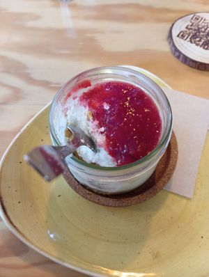 Tarriño de tarta de queixo 🧀🍓 at Entre Pedras in Santiago De Compostela