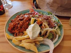 Flavourful seitan, salad and chips at Entre Pedras in Santiago De Compostela