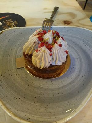 Postre de pistacho y fresas at Entre Pedras in Santiago De Compostela