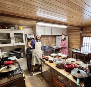 Inhaberpaar in Küche  at Kodama Kulturerbe Cafe in Nagano