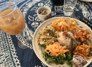 Gemischte Platte mit warmen und kalten Speisen sowie gepickeltem Gemüse. Saft aus der Chardonnay Traube. Selbstgemachter Tofu (warm) mit Miso.  at Kodama Kulturerbe Cafe in Nagano