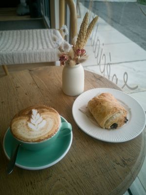 Capuccino cannelle et chocolatine at Lucy's Coffee in Lescar