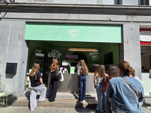 Long queue at Have A Roll in Leuven
