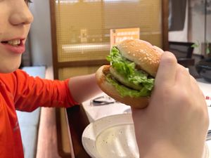 Vegan burger at One Side Juice - 一面汁原·纯素 in Chongqing