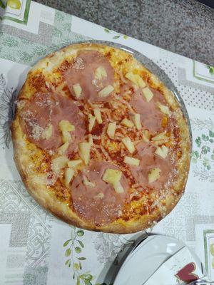 Vegane Schinken-Pizza mit extra Ananas at Pizzeria Solemio in Baden