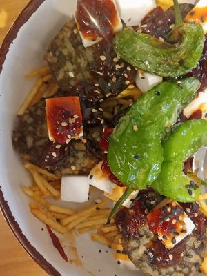 Crujiente por fuera y tiernita y calentita por dentro. El queso maravilloso. Si te gusta la morcilla, no tiene pegas. at Nabati in Chapineria