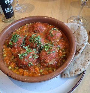 Tajín de albóndigas caseras. at Nabati in Chapineria