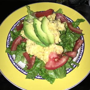Salat with abocado, tomatoes at Lo Que Hay Cafe in Merida