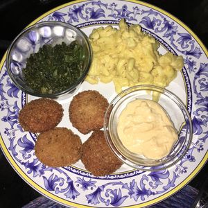 Mac n‘ cheese, „not chicken nuggets“, chard at Lo Que Hay Cafe in Merida