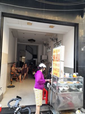 Looking in at An Hoa in Ho Chi Minh City