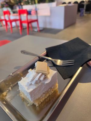 Halbes(!) Stück Kuchen (Rest schon aufgegessen 😋) at Rosa Cafe von KULTUR&GUT  in Hamburg