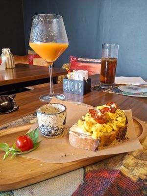 Tofu scramble on sour dough, and fresh fruit juice at Pure Earth Botanicals in Cape Town