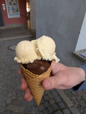 Veganes Vanille-Eis und Zartbitter Sorbet at Eisgarten in Jena