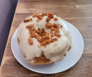 Donut sucré-salé : sirop d'érable et lardons La Vie at Kiji Donuts in Lyon